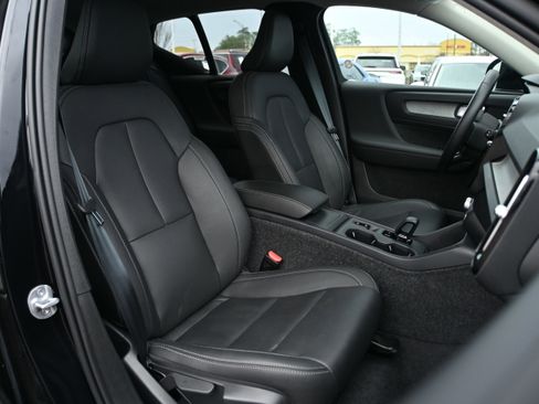 Used 2025 Volvo XC40 B5 Core image 16