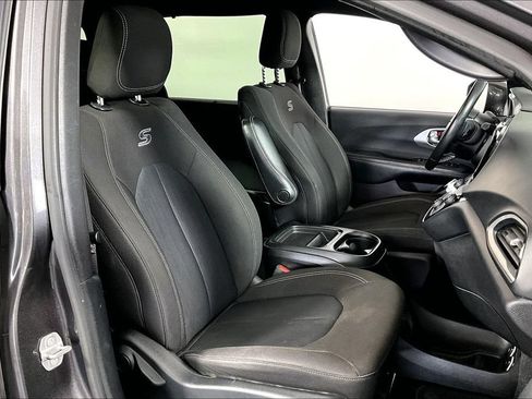 Used 2020 Chrysler Pacifica Touring w/ S Appearance Package FWD image 7