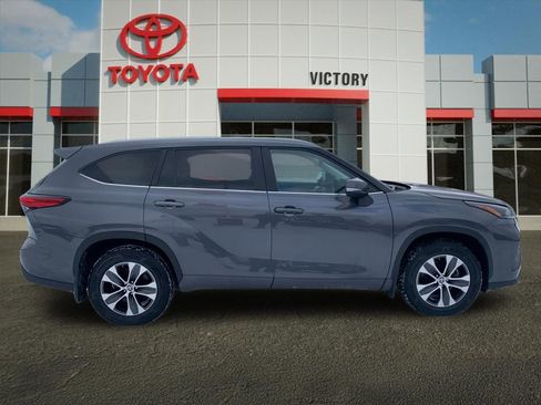 Used 2023 Toyota Highlander XLE FWD image 2