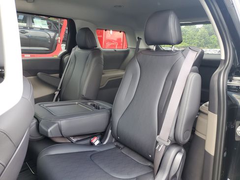 New 2025 Kia Carnival EX image 12