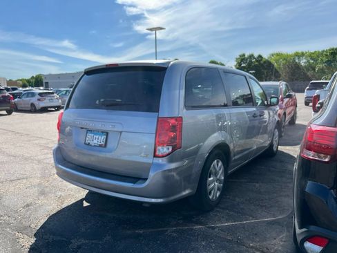 Used 2019 Dodge Grand Caravan SE FWD image 4