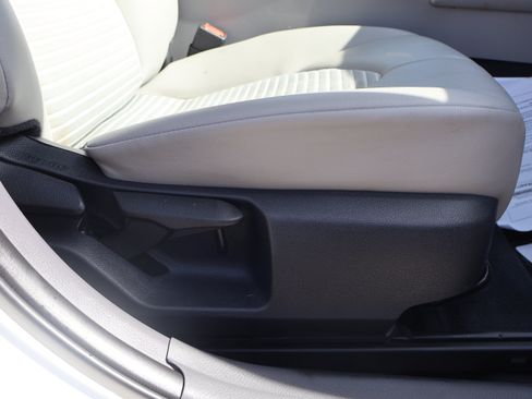 Used 2023 Toyota Camry SE FWD image 10