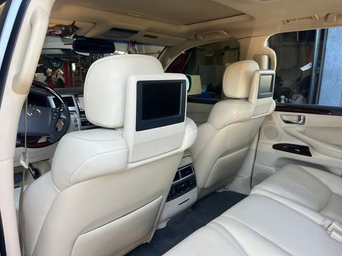 Used 2014 Lexus LX 570 4WD w/ Luxury Package image 19