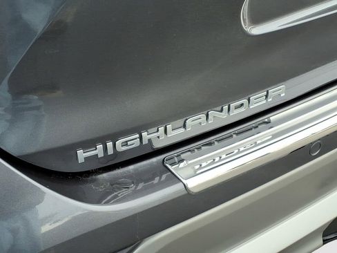 Used 2024 Toyota Highlander Platinum image 9