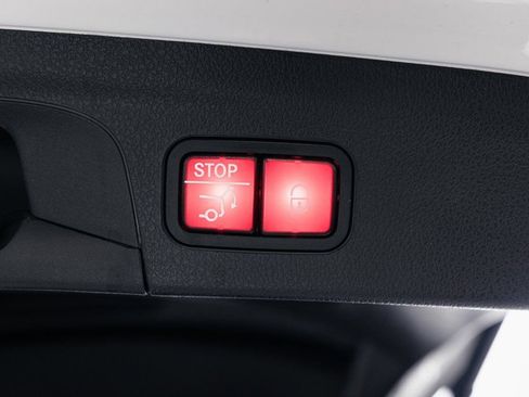 Used 2025 Mercedes-Benz GLE 450e 4MATIC w/ AMG Line Interior image 33