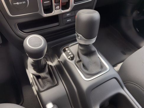 Used 2023 Jeep Wrangler Unlimited Sport AWD/4WD image 25