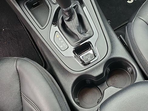 Used 2019 Jeep Cherokee Limited image 26