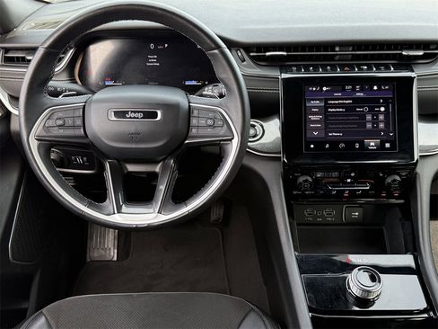 Used 2022 Jeep Grand Cherokee L Laredo image 11