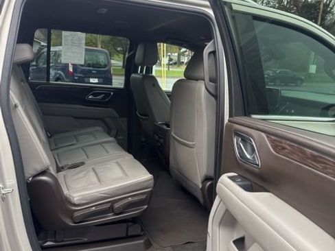 Used 2022 Chevrolet Suburban LT AWD/4WD image 21