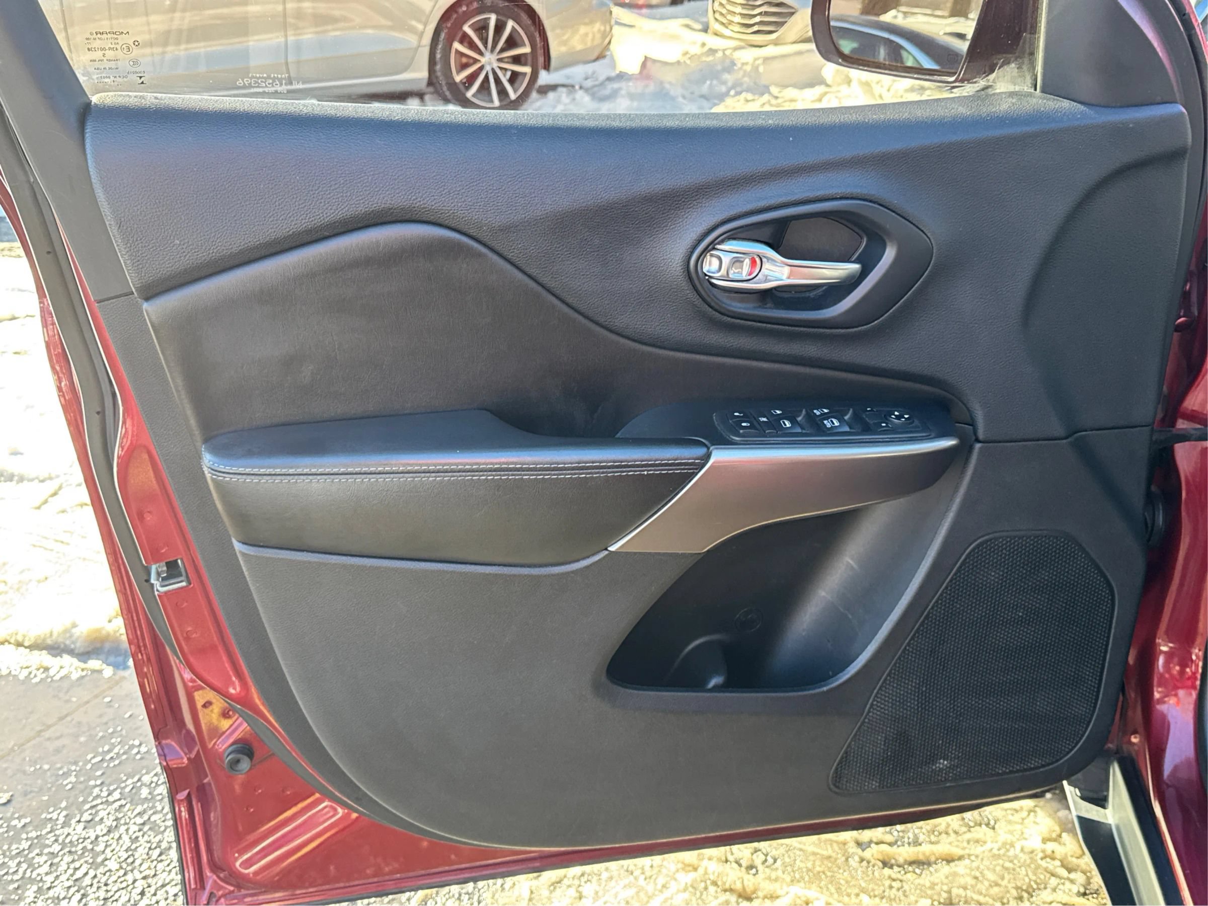 Used 2019 Jeep Cherokee Latitude Plus AWD/4WD image 17