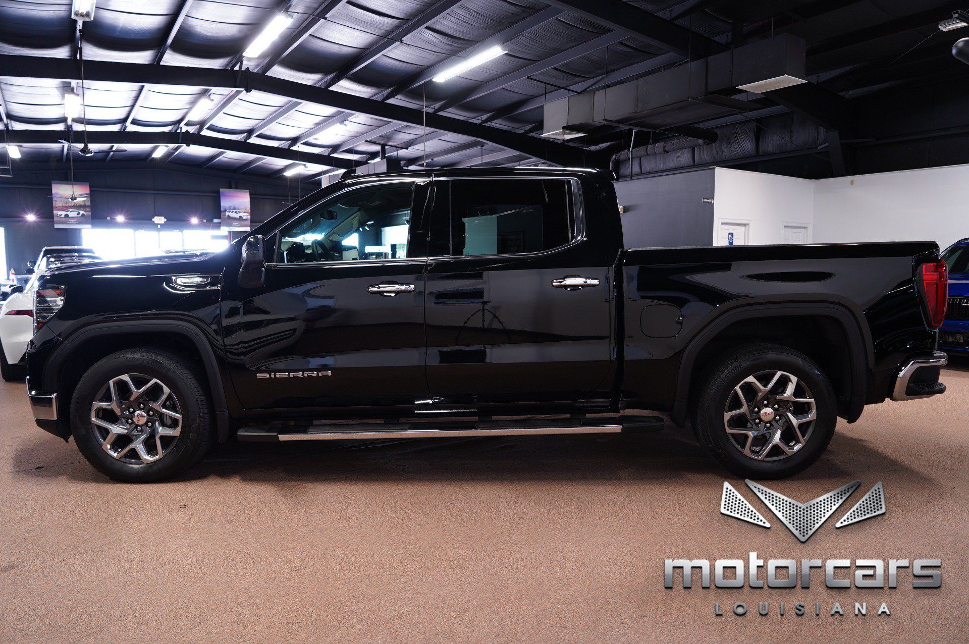 Used 2023 GMC Sierra 1500 SLT w/ SLT Premium Package RWD image 4