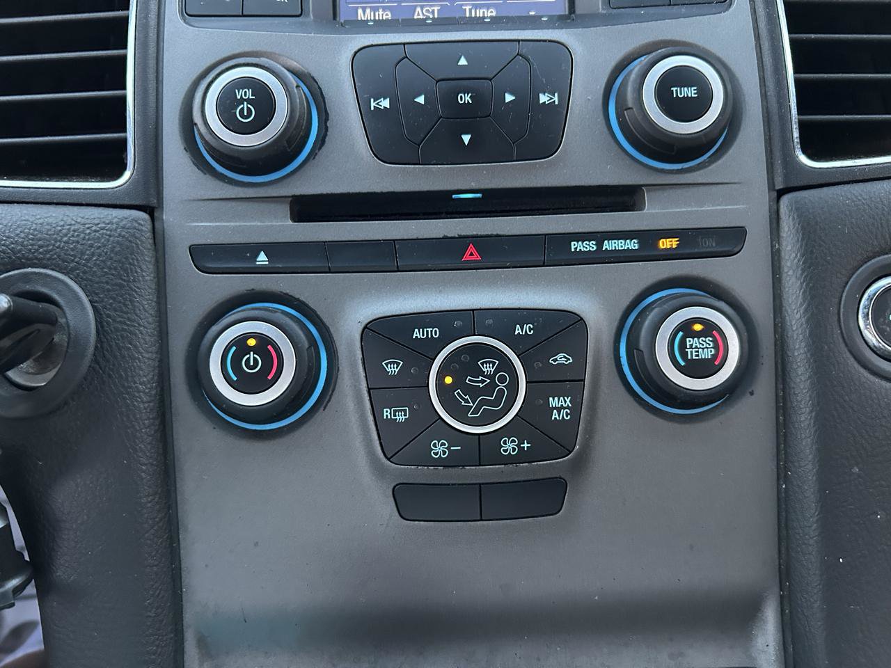 Used 2013 Ford Taurus SEL FWD image 22
