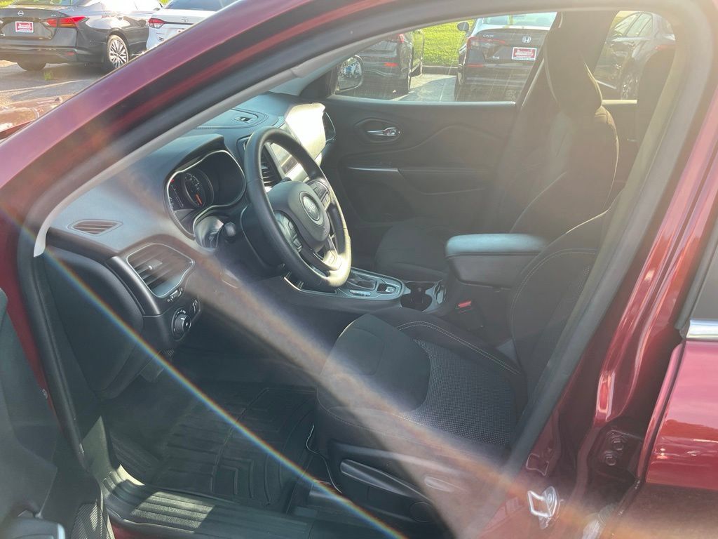 Used 2019 Jeep Cherokee Latitude w/ Popular Appearance Group FWD image 42