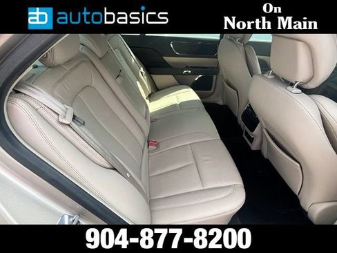 Used 2017 Lincoln Continental Select FWD image 18