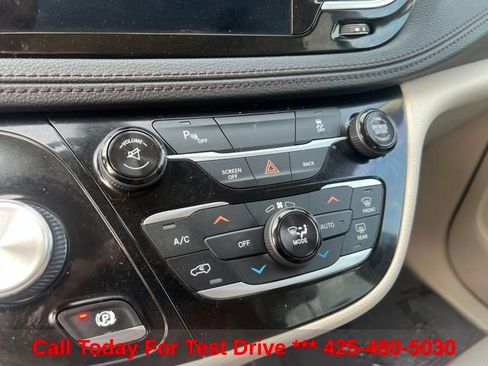 Used 2017 Chrysler Pacifica Limited w/ Tire & Wheel Group FWD image 29
