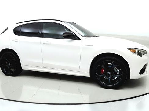 Used 2022 Alfa Romeo Stelvio Veloce AWD/4WD image 8