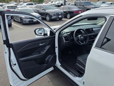 Used 2024 Nissan Rogue SV w/ SV Premium Package image 39