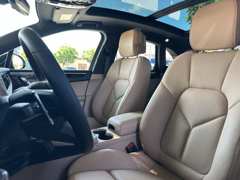 Certified 2025 Porsche Macan AWD/4WD image 5