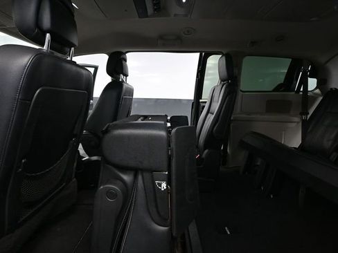 Used 2013 Chrysler Town & Country Touring image 33