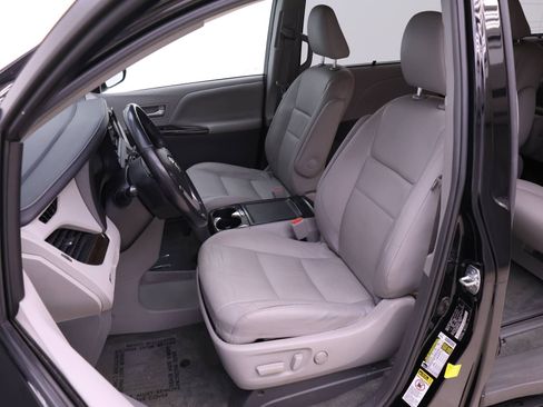 Used 2016 Toyota Sienna XLE image 5