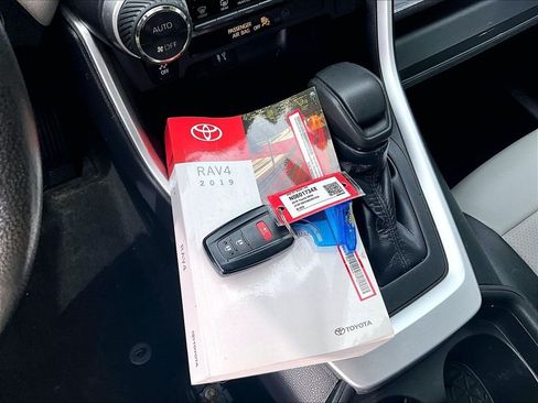Used 2019 Toyota RAV4 XLE AWD/4WD image 29