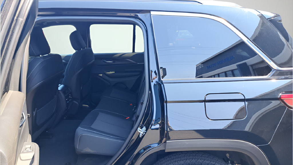 Used 2025 Jeep Grand Cherokee Laredo AWD/4WD image 27