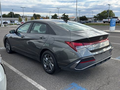 Used 2024 Hyundai Elantra SEL FWD image 3