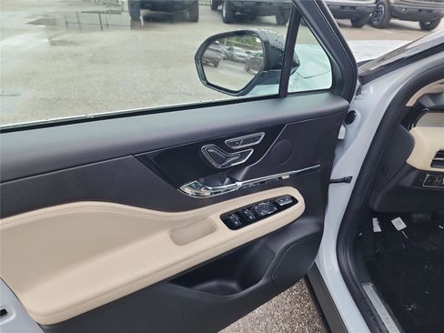 New 2026 Lincoln Corsair Premiere image 12