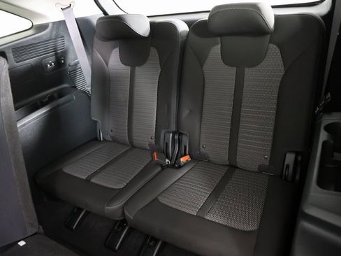 Used 2023 Kia Sorento LX image 9