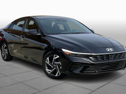 Used 2025 Hyundai Elantra Sport image 3