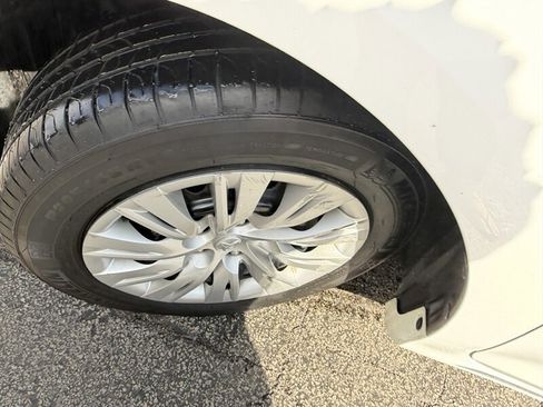 Used 2013 Toyota Camry LE FWD image 12