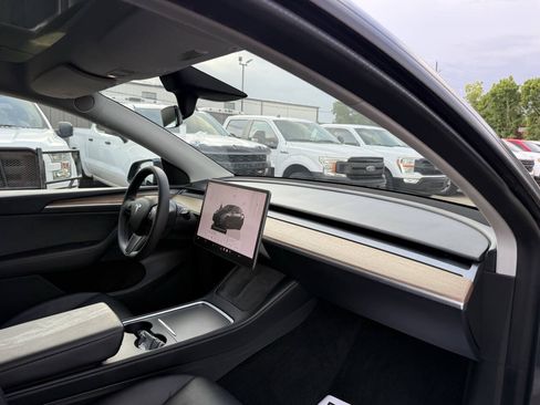 Used 2023 Tesla Model Y AWD image 9