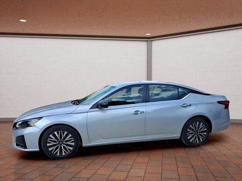 Used 2024 Nissan Altima 2.5 SV FWD image 2