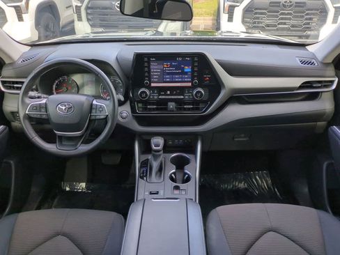 Used 2022 Toyota Highlander LE FWD image 15