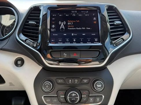 Used 2019 Jeep Cherokee Limited w/ Luxury Group AWD/4WD image 19