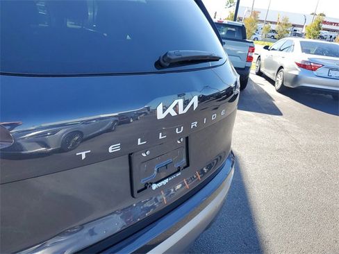Used 2025 Kia Telluride EX w/ EX Captain's Chair Package image 8