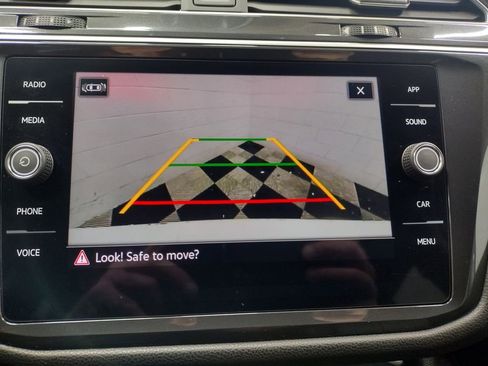 Certified 2024 Volkswagen Tiguan SE image 10