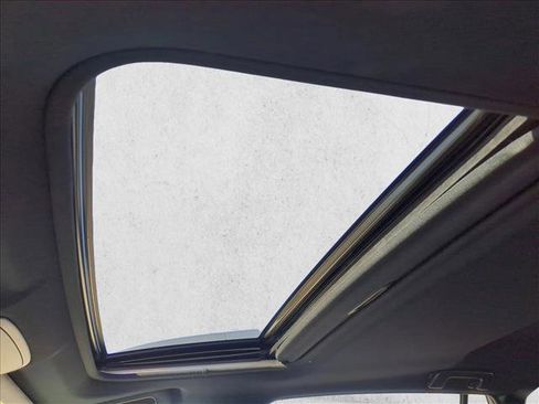 Used 2018 Toyota RAV4 SE w/ Advanced Technology Package image 15