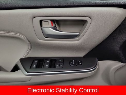 Used 2016 Toyota Camry XLE w/ Moonroof Package image 19