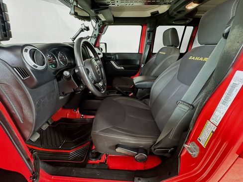 Used 2013 Jeep Wrangler Unlimited Sahara w/ Dual Top Group AWD/4WD image 12