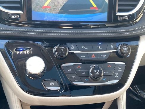 Used 2024 Chrysler Pacifica Limited image 12