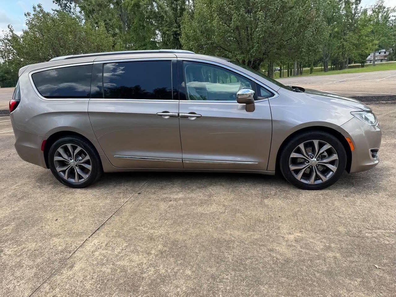 Used 2017 Chrysler Pacifica Limited FWD image 7