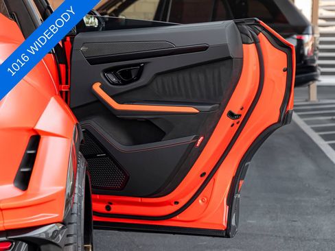 Used 2025 Lamborghini Urus SE AWD/4WD image 28