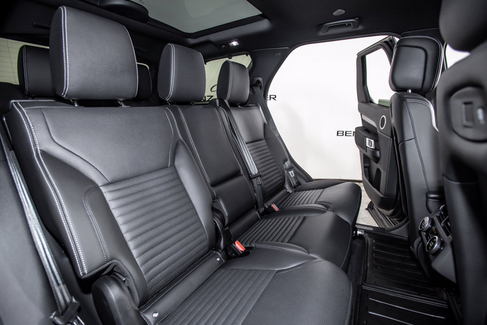 Used 2025 Land Rover Discovery Dynamic SE AWD/4WD image 19