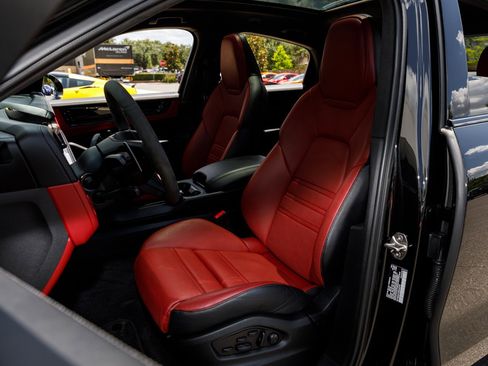 Used 2025 Porsche Cayenne GTS AWD/4WD image 43