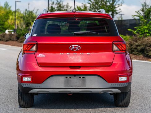Used 2024 Hyundai Venue SEL FWD image 6