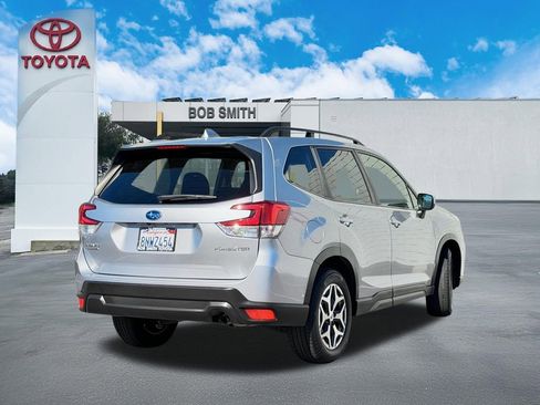 Used 2020 Subaru Forester Premium image 6