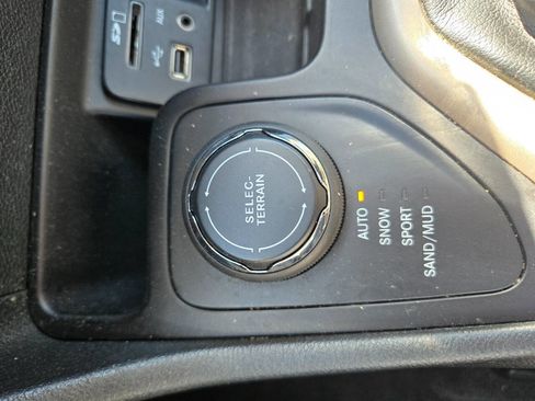 Used 2016 Jeep Cherokee Limited w/ Luxury Group AWD/4WD image 48