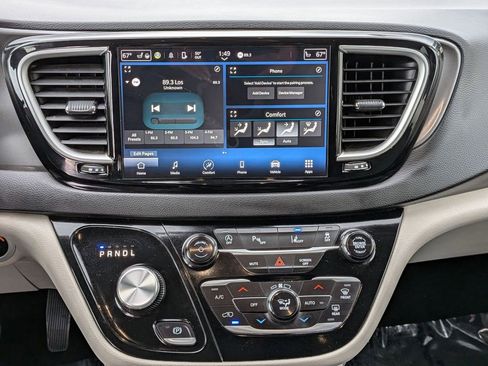 Used 2024 Chrysler Pacifica Touring-L FWD image 19