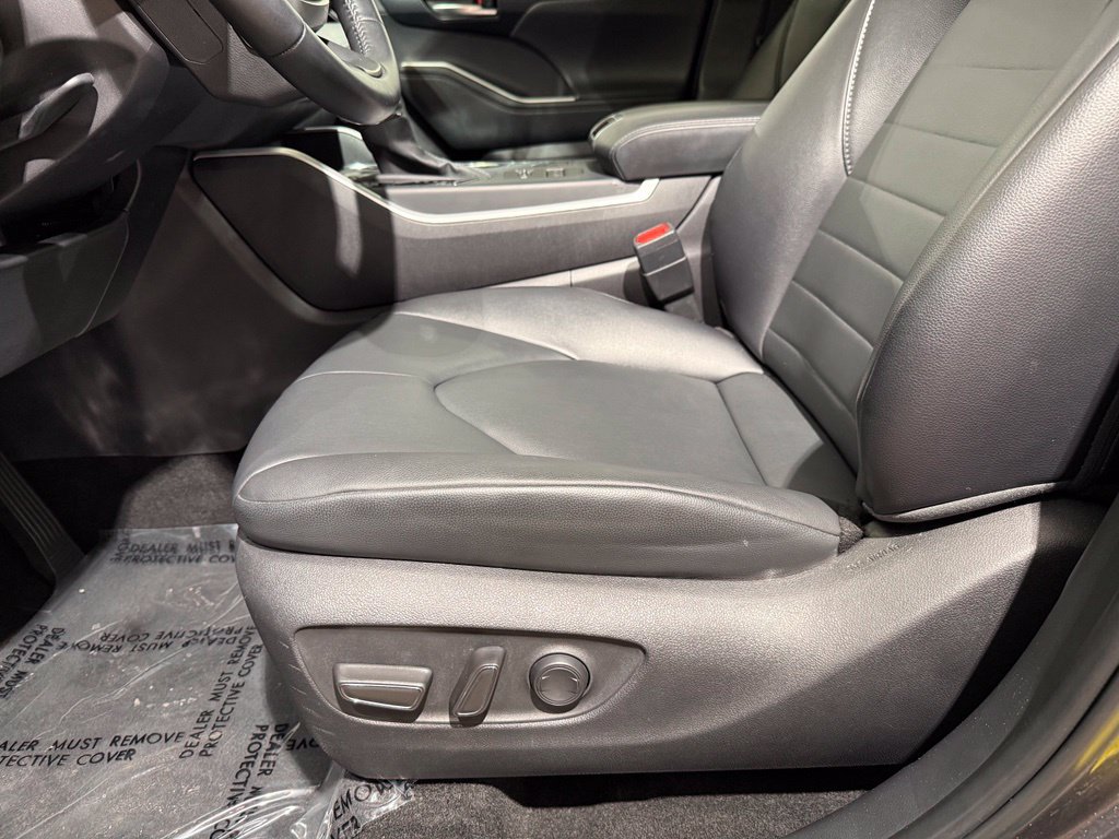 Used 2025 Toyota Highlander XLE AWD/4WD image 14